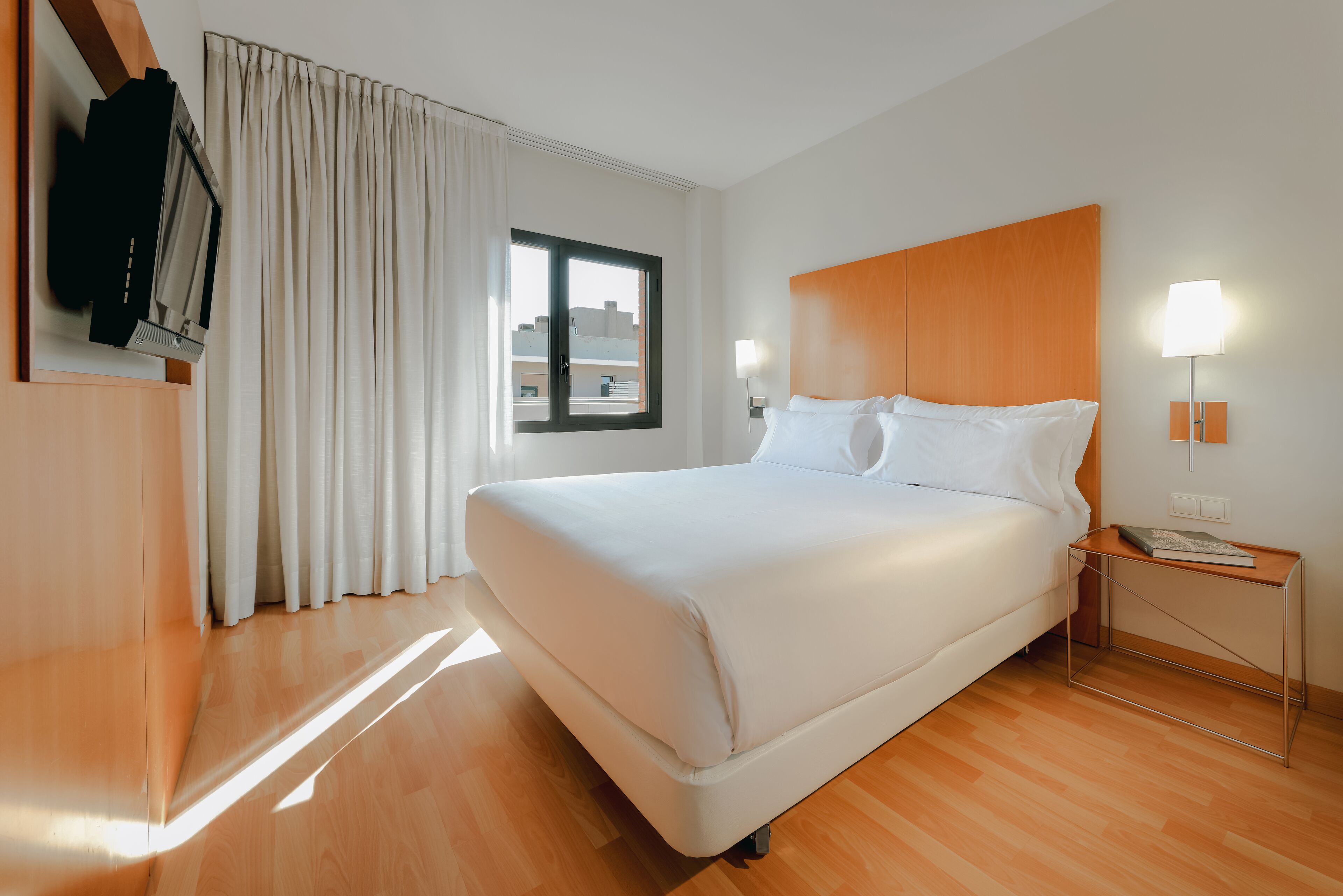 迷你吧,客房内保险箱,办公桌,遮光窗帘