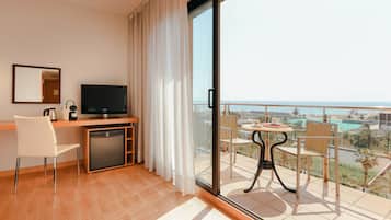 Minibar, caja de seguridad en la habitación y escritorio