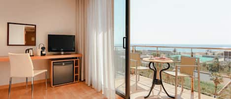 ميني بار وخزنة داخل الغرفة ومكتب وستائر تعتيم