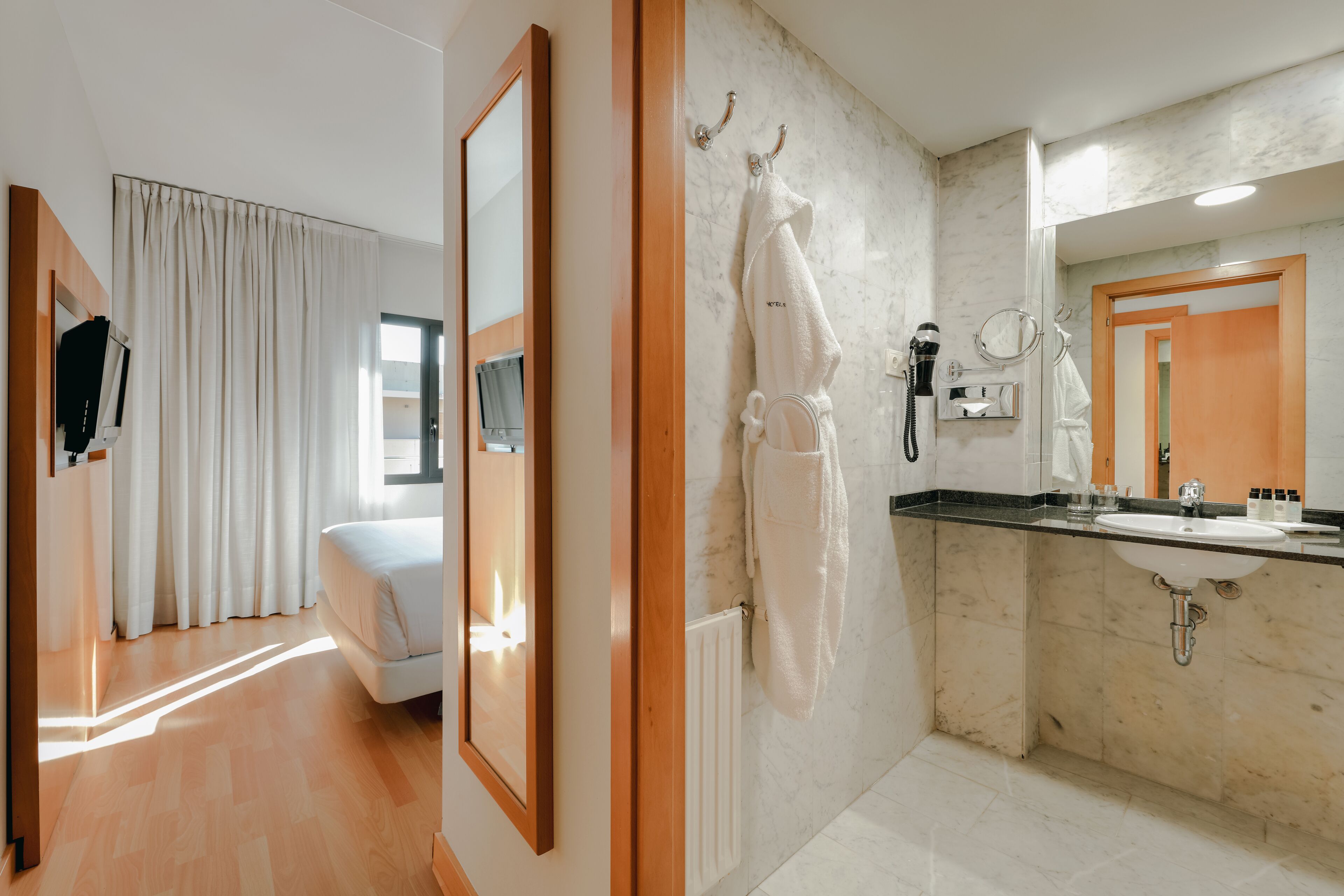 junior suite | minibar, in-room safe, desk, blackout curtains