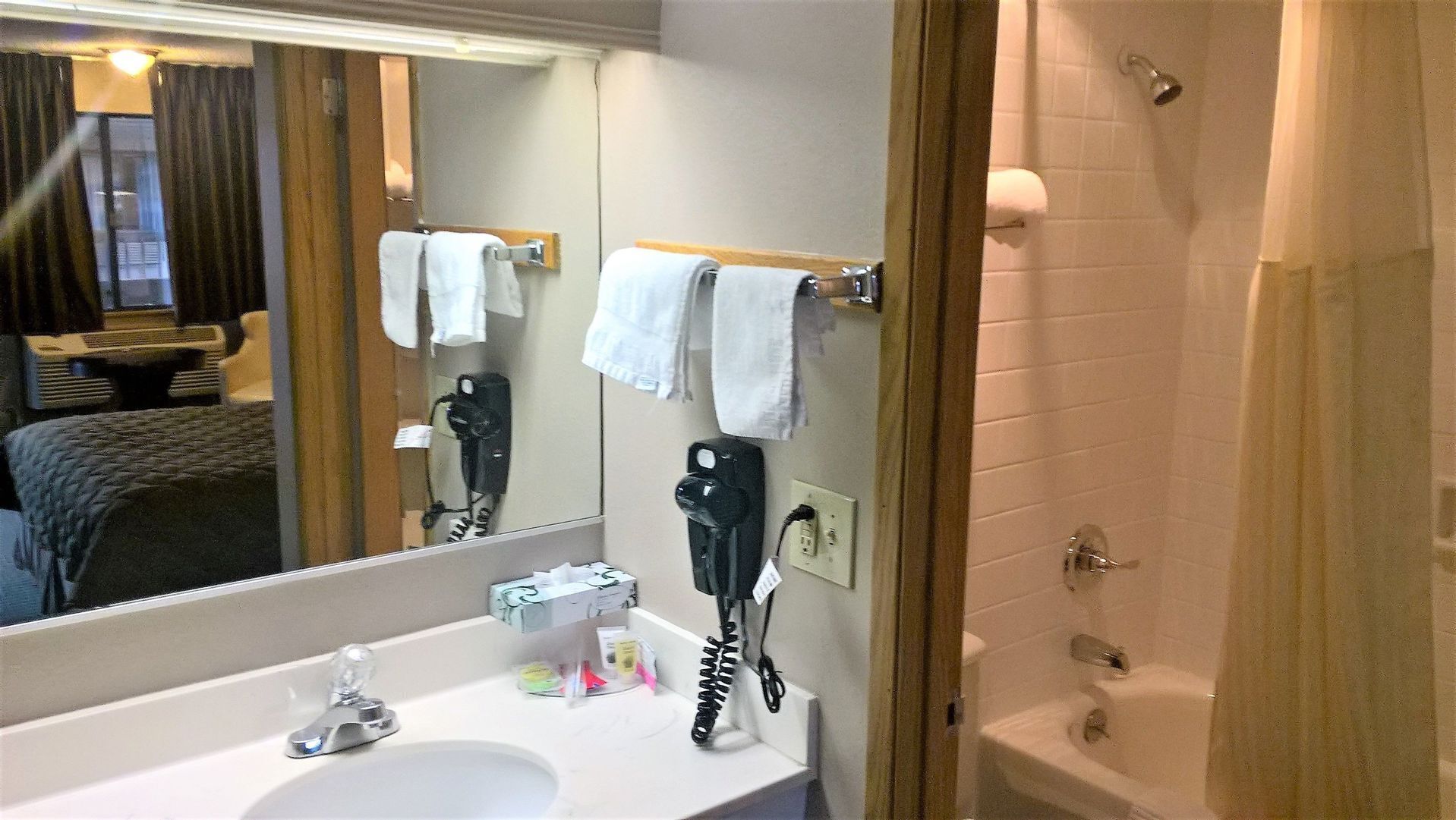 Bathroom | Combined shower/tub, free toiletries, hair dryer, towels
