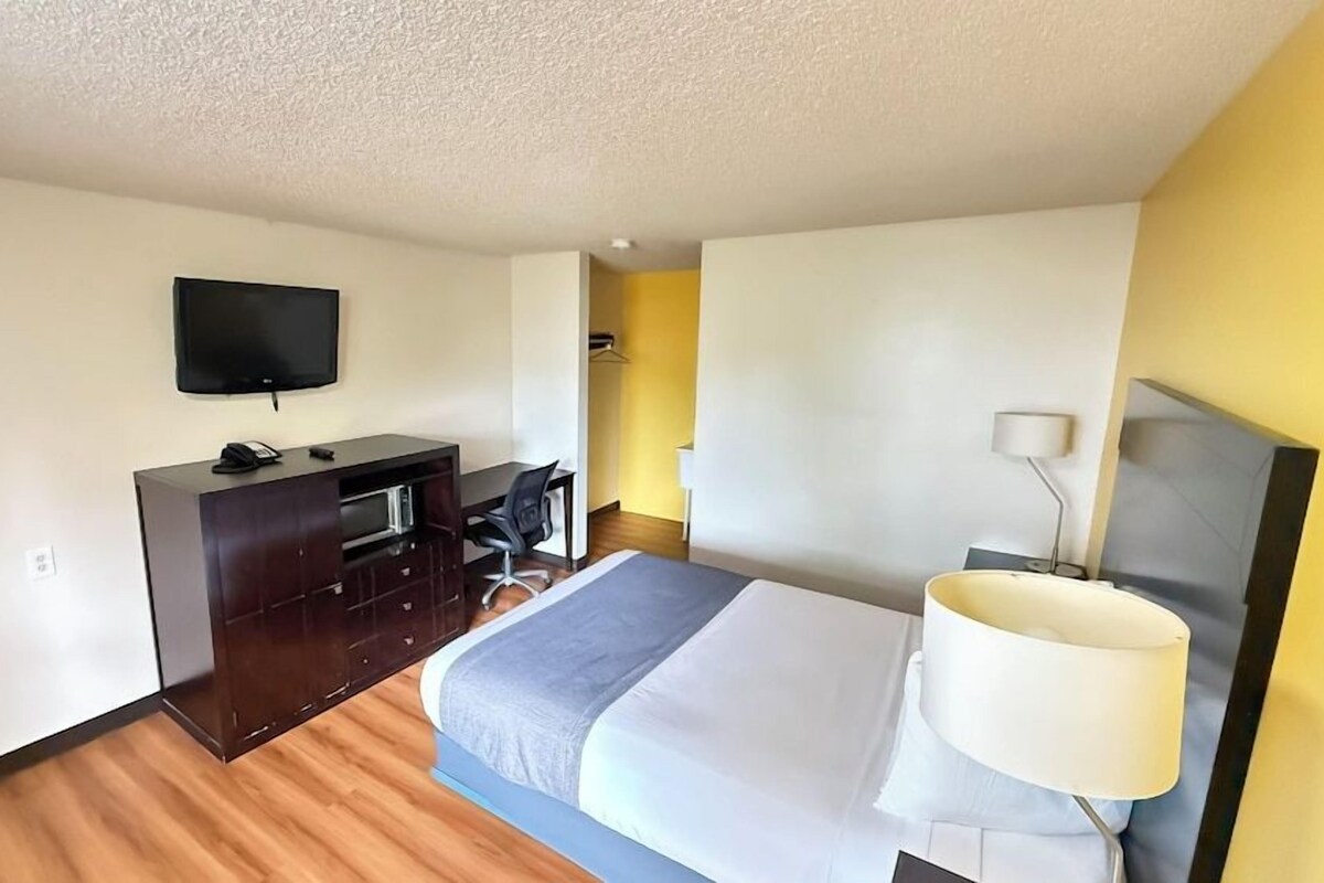 Premium bedding, in-room safe, laptop workspace, blackout curtains