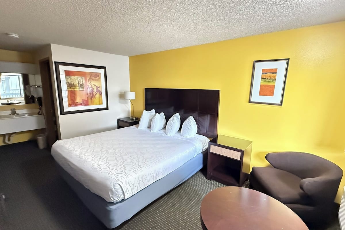 Standard Room, 1 King Bed