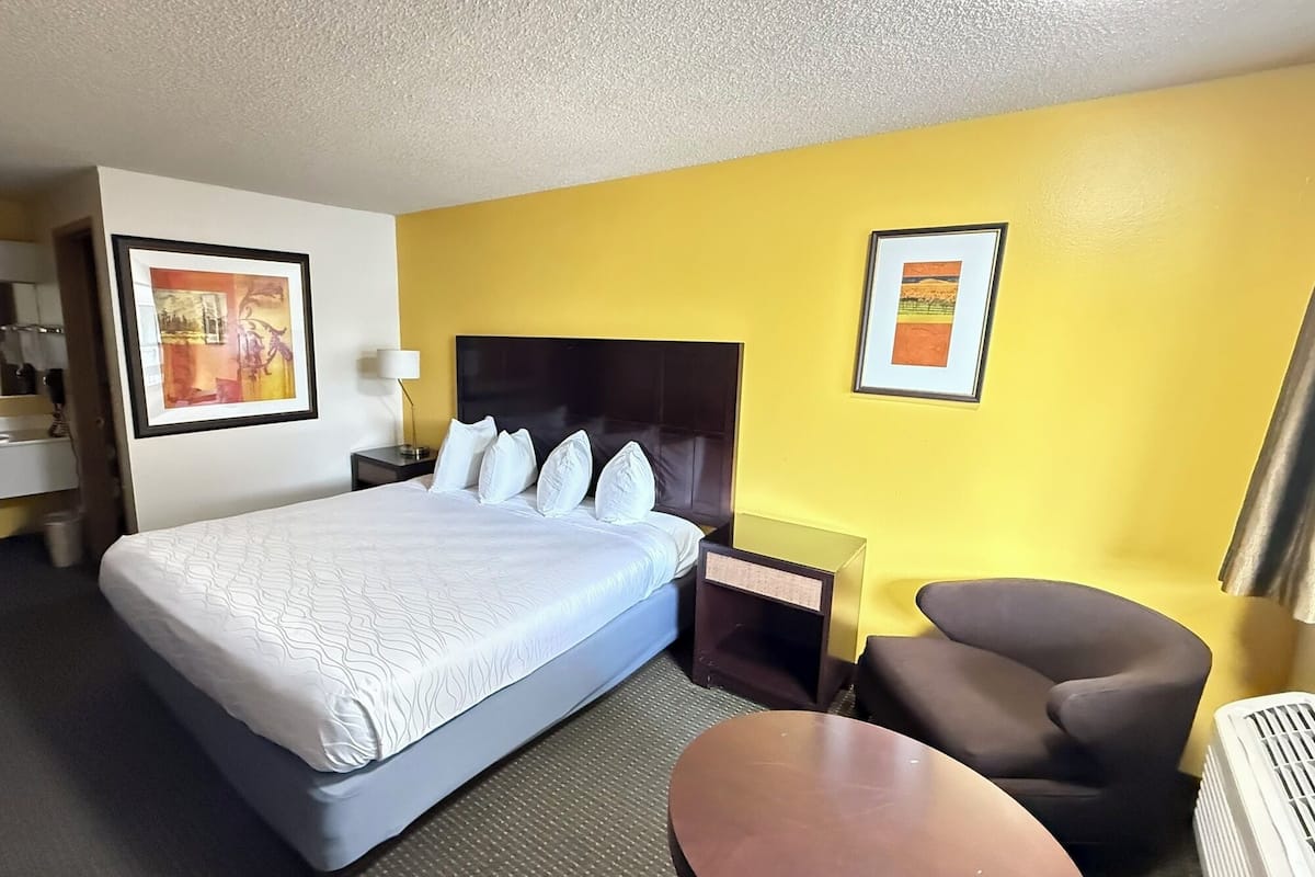 Standard Room, 1 King Bed | Premium bedding, in-room safe, laptop workspace, blackout drapes
