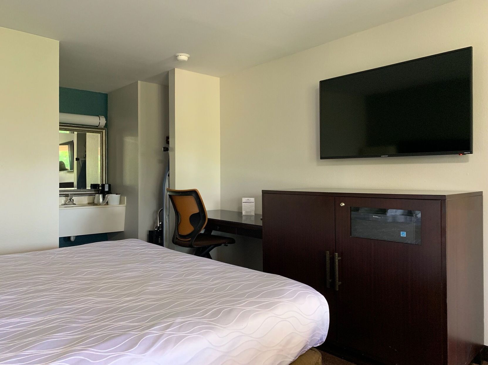 Premium bedding, in-room safe, laptop workspace, blackout drapes