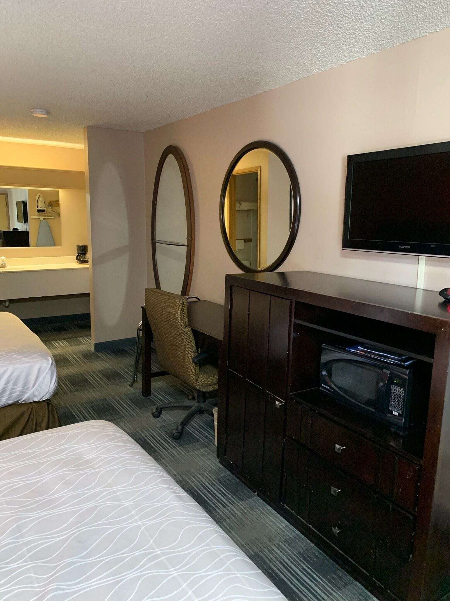 Premium bedding, in-room safe, laptop workspace, blackout drapes