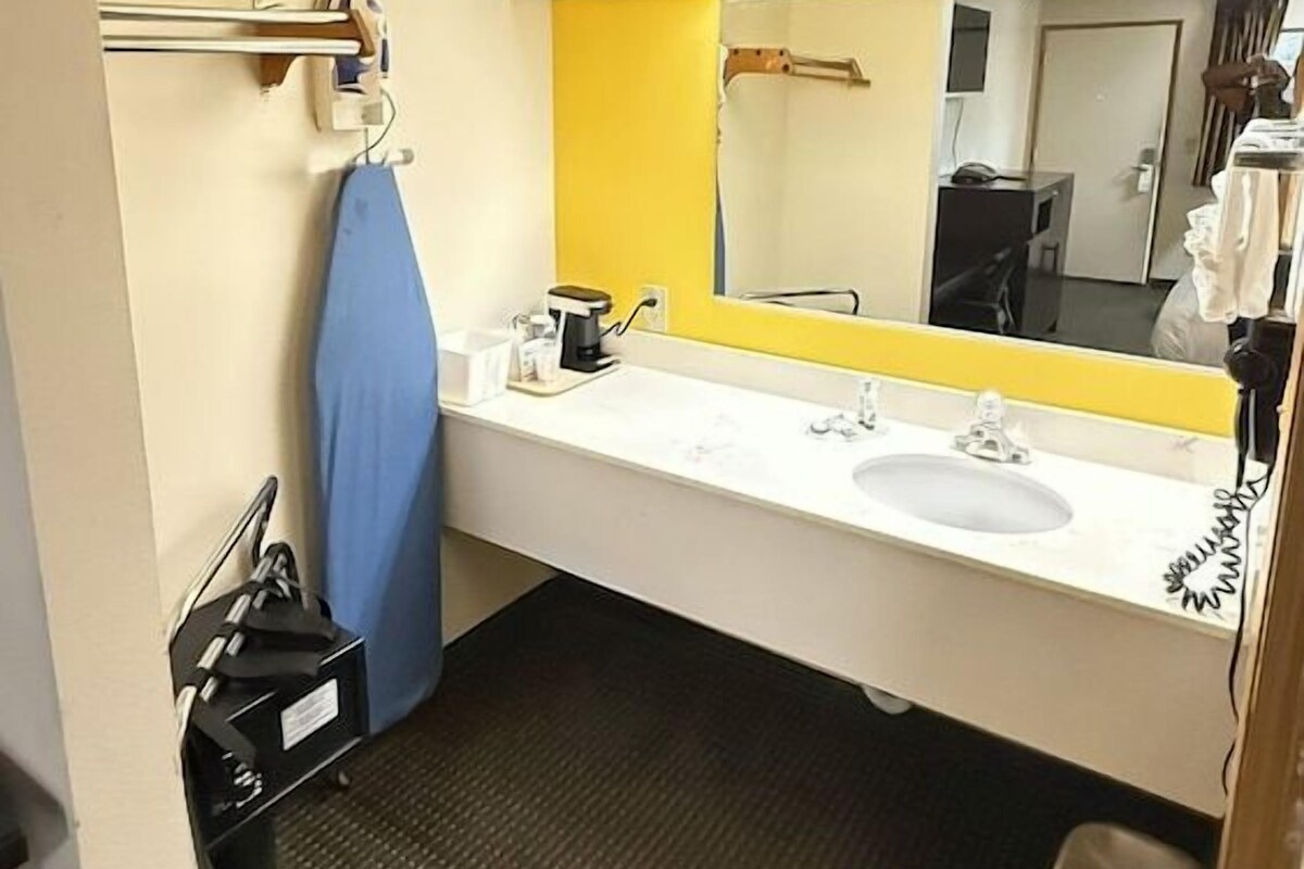 Bathroom | Combined shower/bathtub, free toiletries, hair dryer, towels