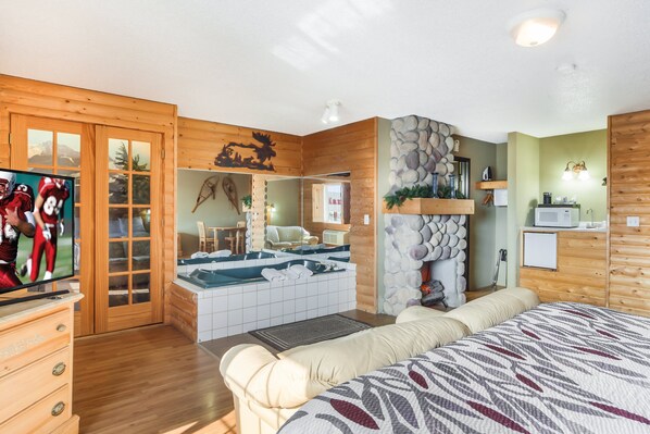 Escritorio, tabla de planchar con plancha, wifi gratis y ropa de cama