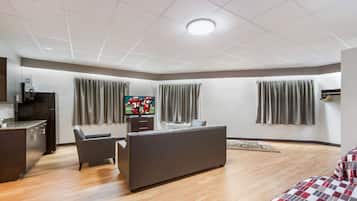 標準套房 (3 Queen Beds, Smoke Free) | 書桌、熨斗/熨衫板、免費 Wi-Fi、床單