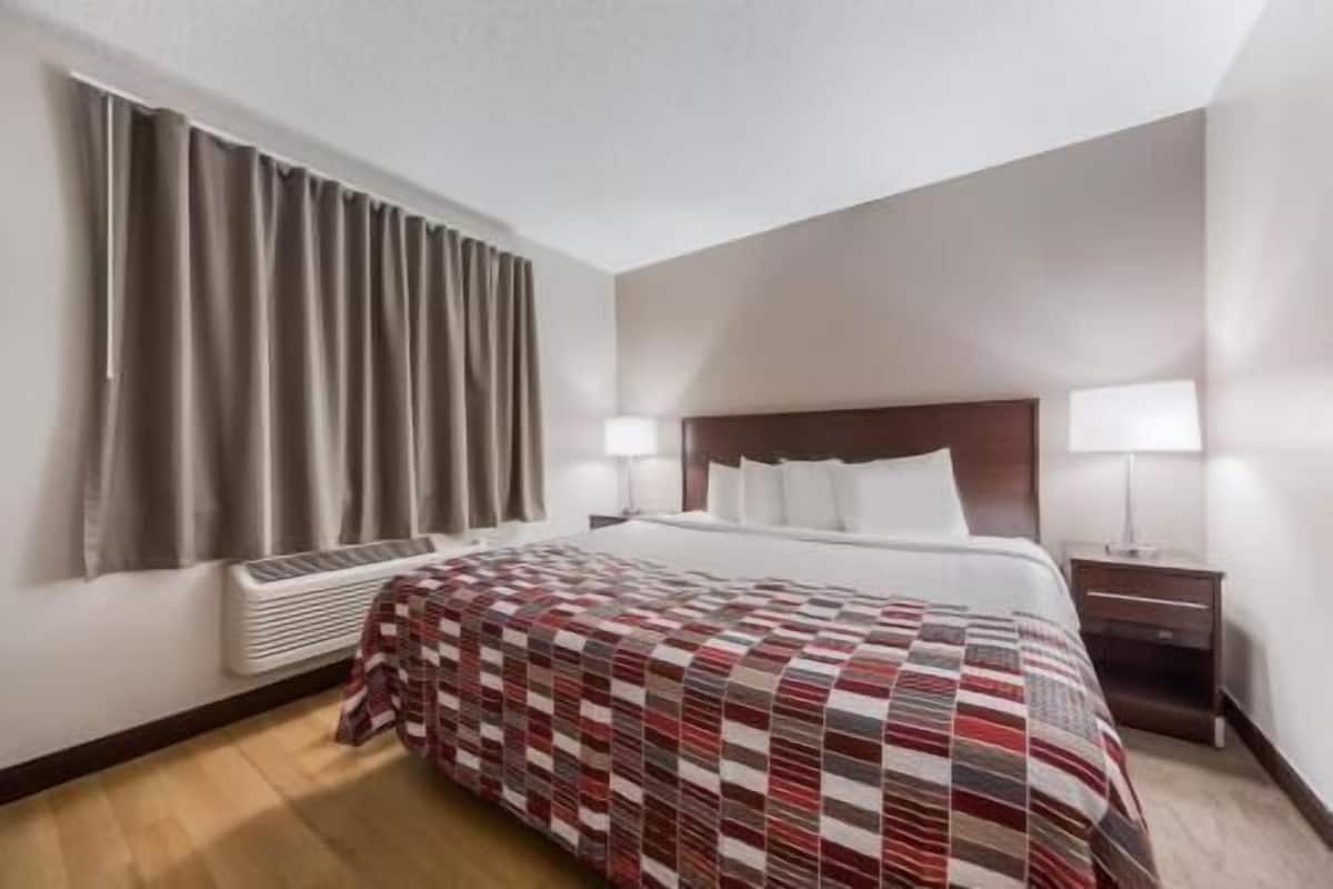 Escritorio, tabla de planchar con plancha, wifi gratis y ropa de cama