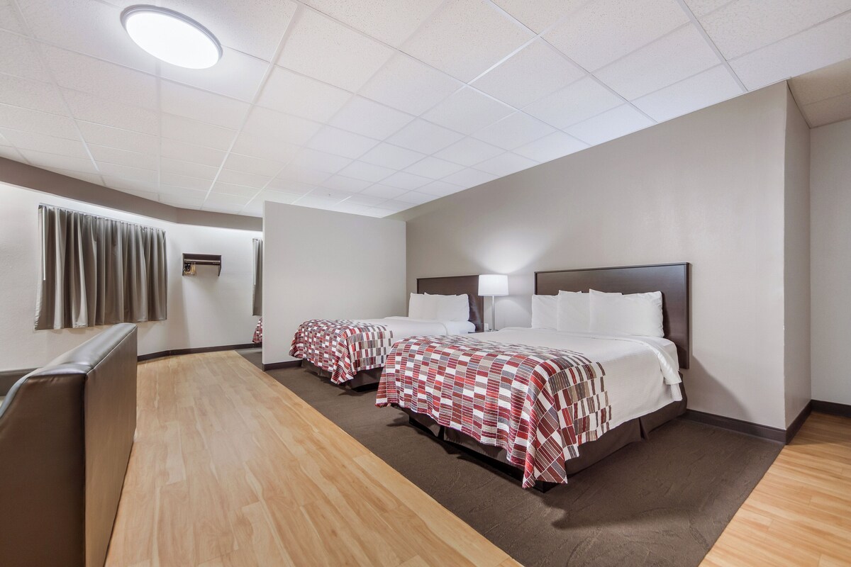 Svit Standard (3 Queen Beds, Smoke Free) | Skrivbord, strykjärn/strykbräda, gratis wi-fi och sängkläder