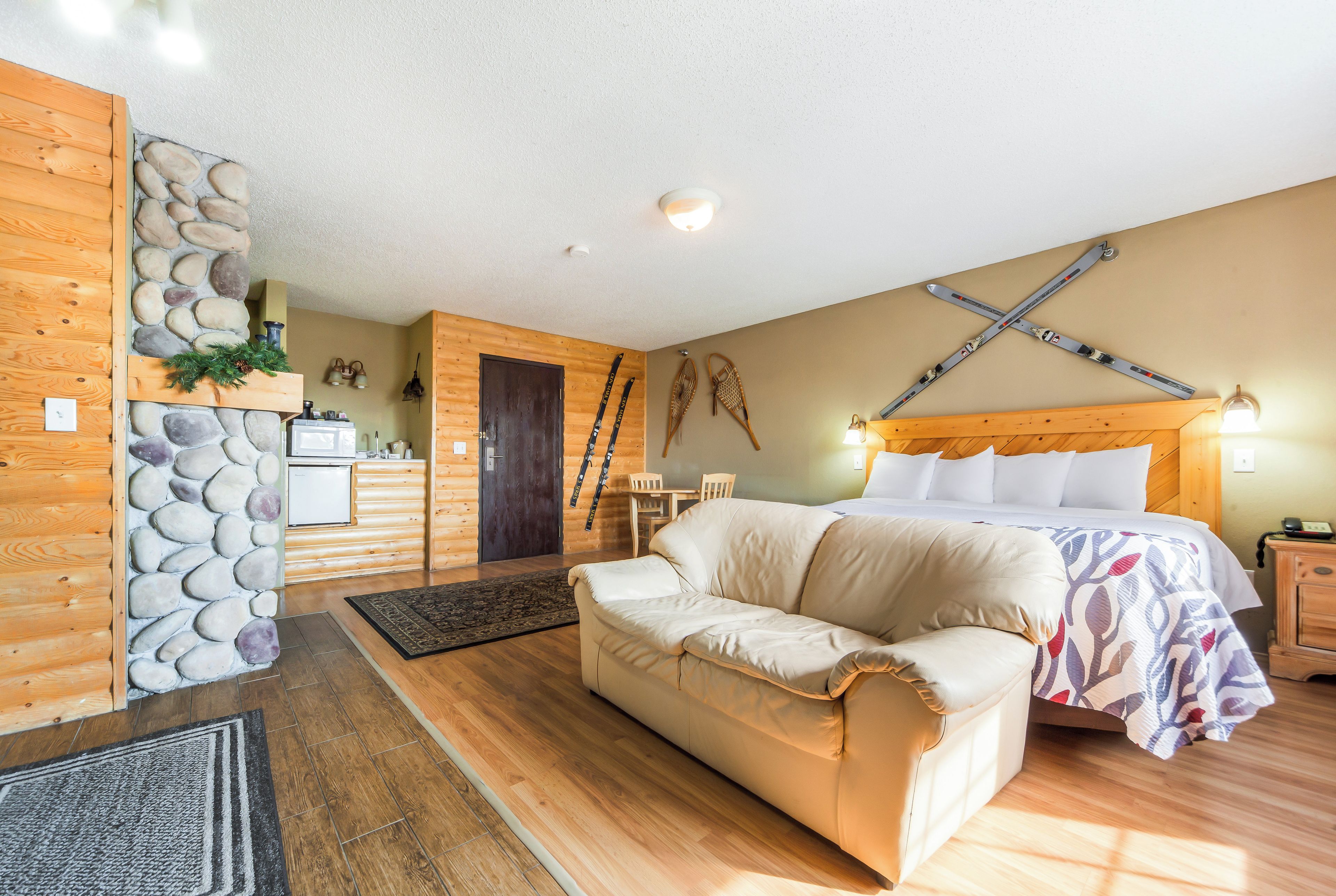Signature Suite, 1 King Bed, Jetted Tub (Smoke Free) | Desk, iron/ironing board, WiFi (free), bed sheets