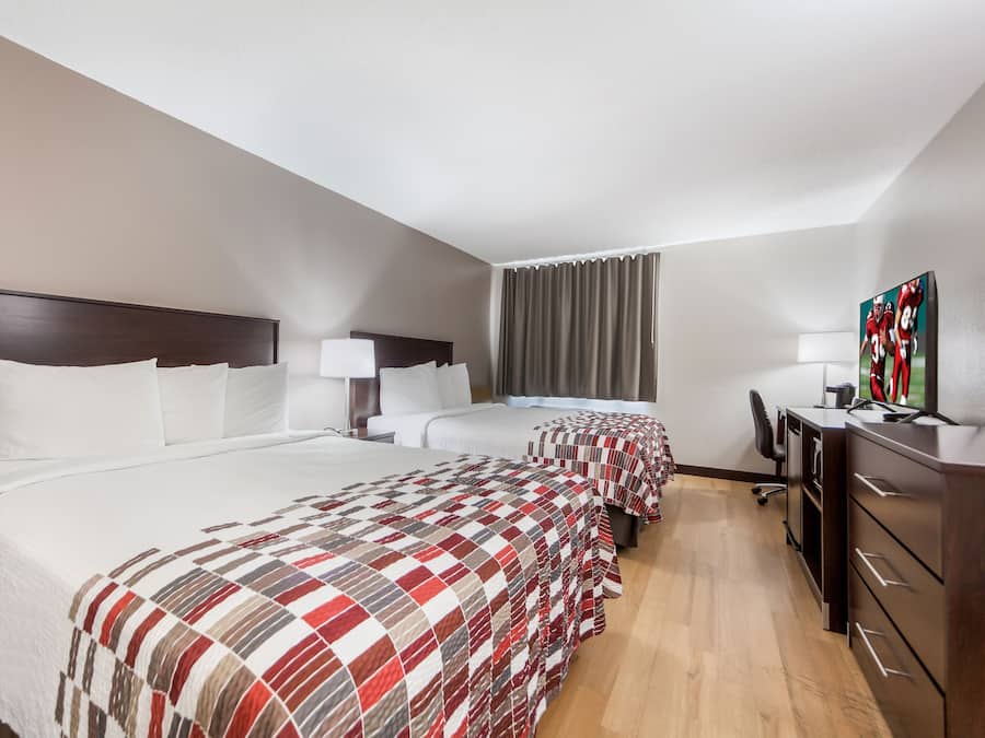 Deluxe kamer, 2 queensize bedden (Smoke Free) | Een bureau, een strijkplank/strijkijzer, gratis wifi, beddengoed