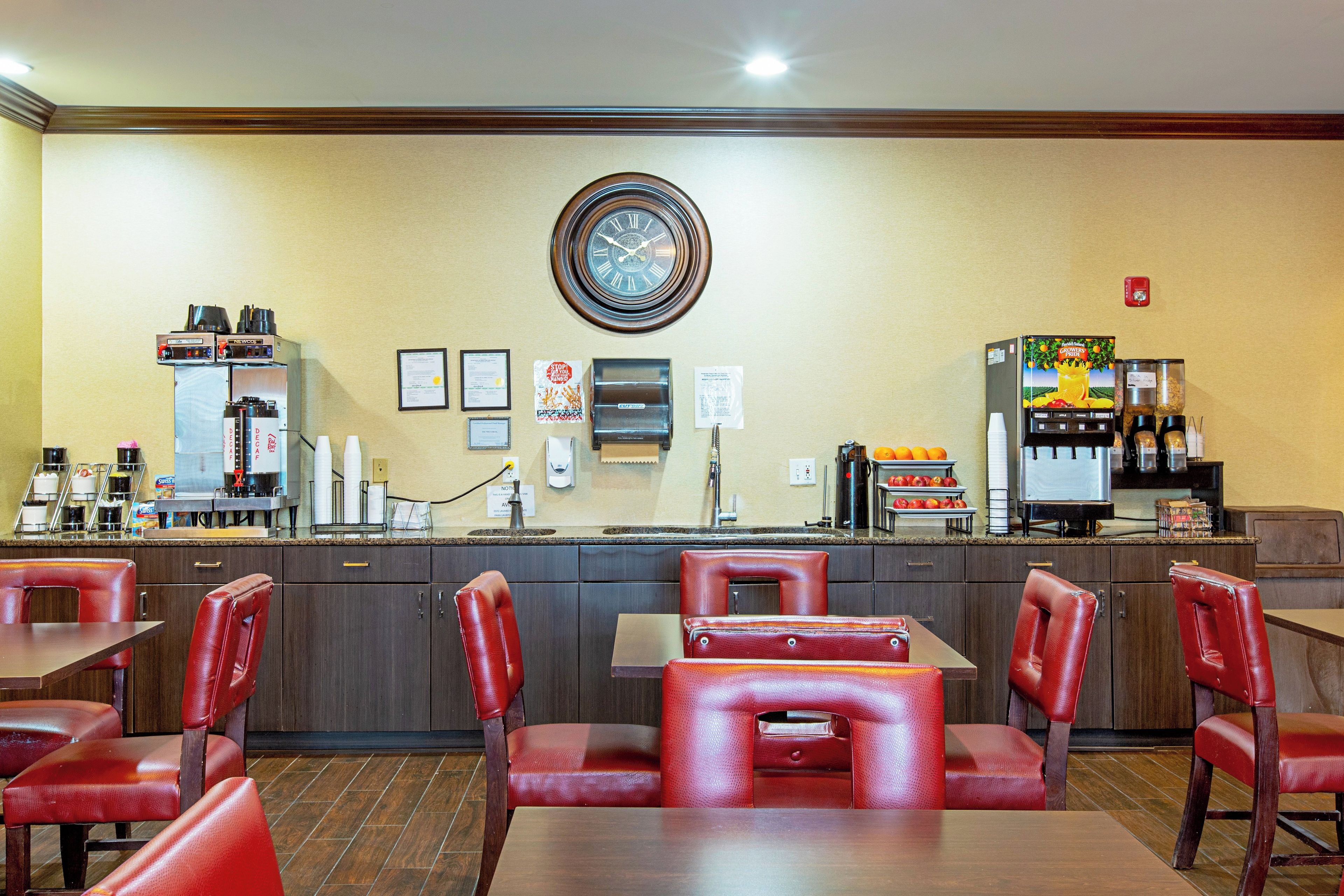Ein Restaurant mit einer Theke, Kaffeemaschinen und roten Ledersesseln.
