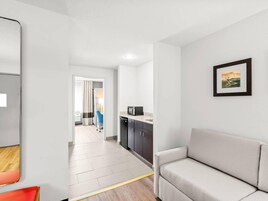 Colchones con pillow-top, escritorio y cortinas blackout 