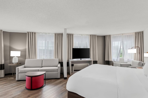 Suite, 1 Katil Raja (King) dengan Katil Sofa, Non Smoking | Tilam berlapik, meja, langsir/tirai gelap terus