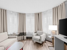 Colchones con pillow-top, escritorio y cortinas blackout 