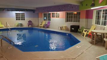 Kolam renang indoor