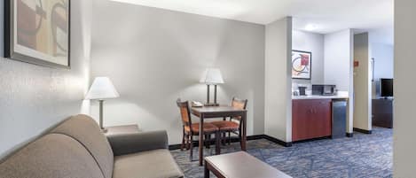 Senger med overmadrass, skrivebord og skrivebord for bærbar PC