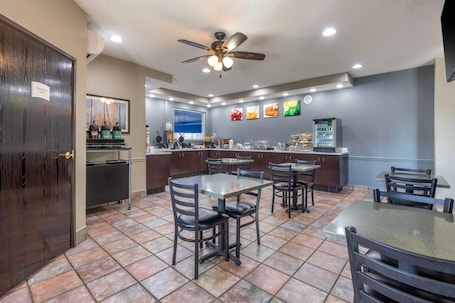Free daily continental breakfast . Quality Inn & Suites Lincoln North