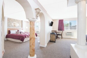 客房, 1 张特大床 | 办公桌、笔记本电脑工作区、遮光窗帘、熨斗/熨板