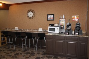 Free daily continental breakfast  - Knights Inn Grand Forks (Grand Forks)