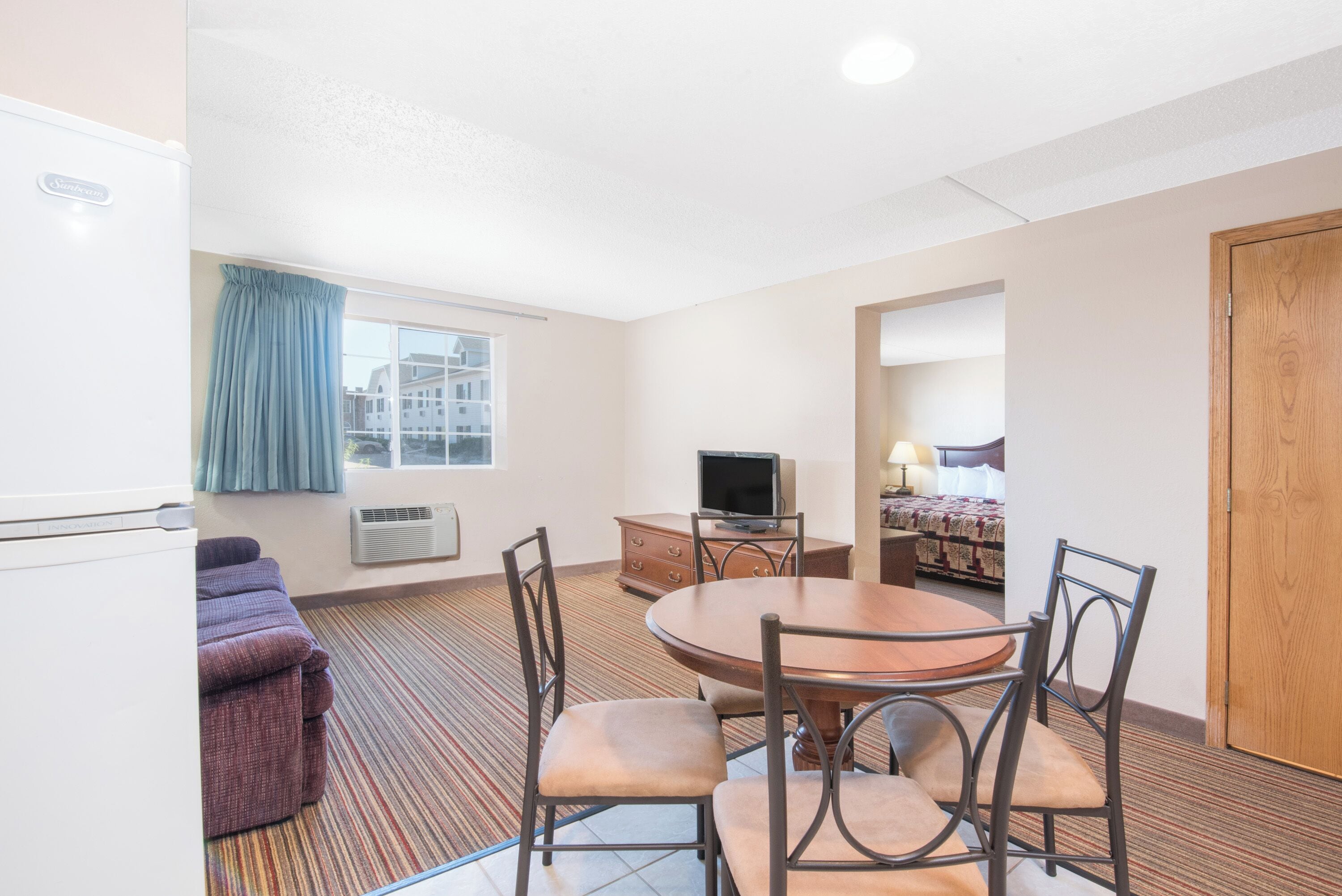 Suite - 1 kingsize-seng med sovesofa - ikke-ryger | Opholdsområde | 32-tommers tv med kabelkanaler