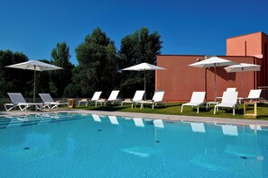 Una piscina al aire libre de temporada