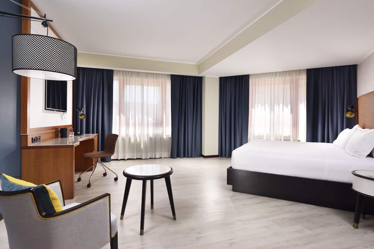 deluxe room, 1 queen bed | 1 bedroom, premium bedding, in-room safe, desk