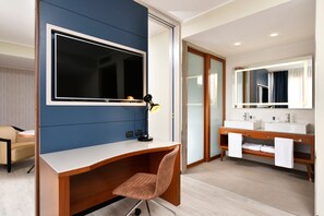 Suite, 1 cama Queen size | Baño | Amenidades de baño gratuitas, secadora de cabello, bidet, toallas 