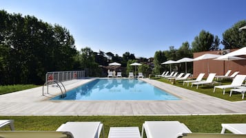 Piscine extérieure (ouverte en saison)