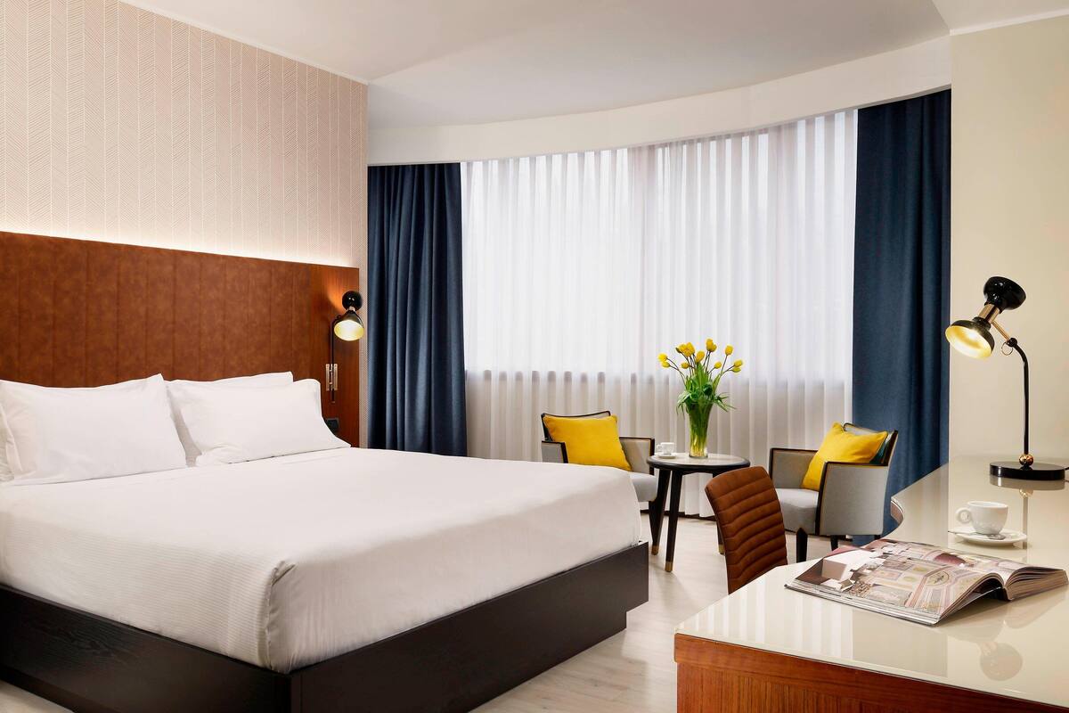 deluxe room, 1 queen bed | 1 bedroom, premium bedding, in-room safe, desk