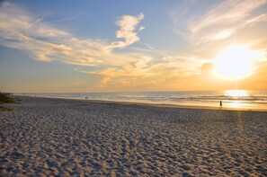 Am Strand, Liegestühle, Sonnenschirme, Surfen/Bodyboarden