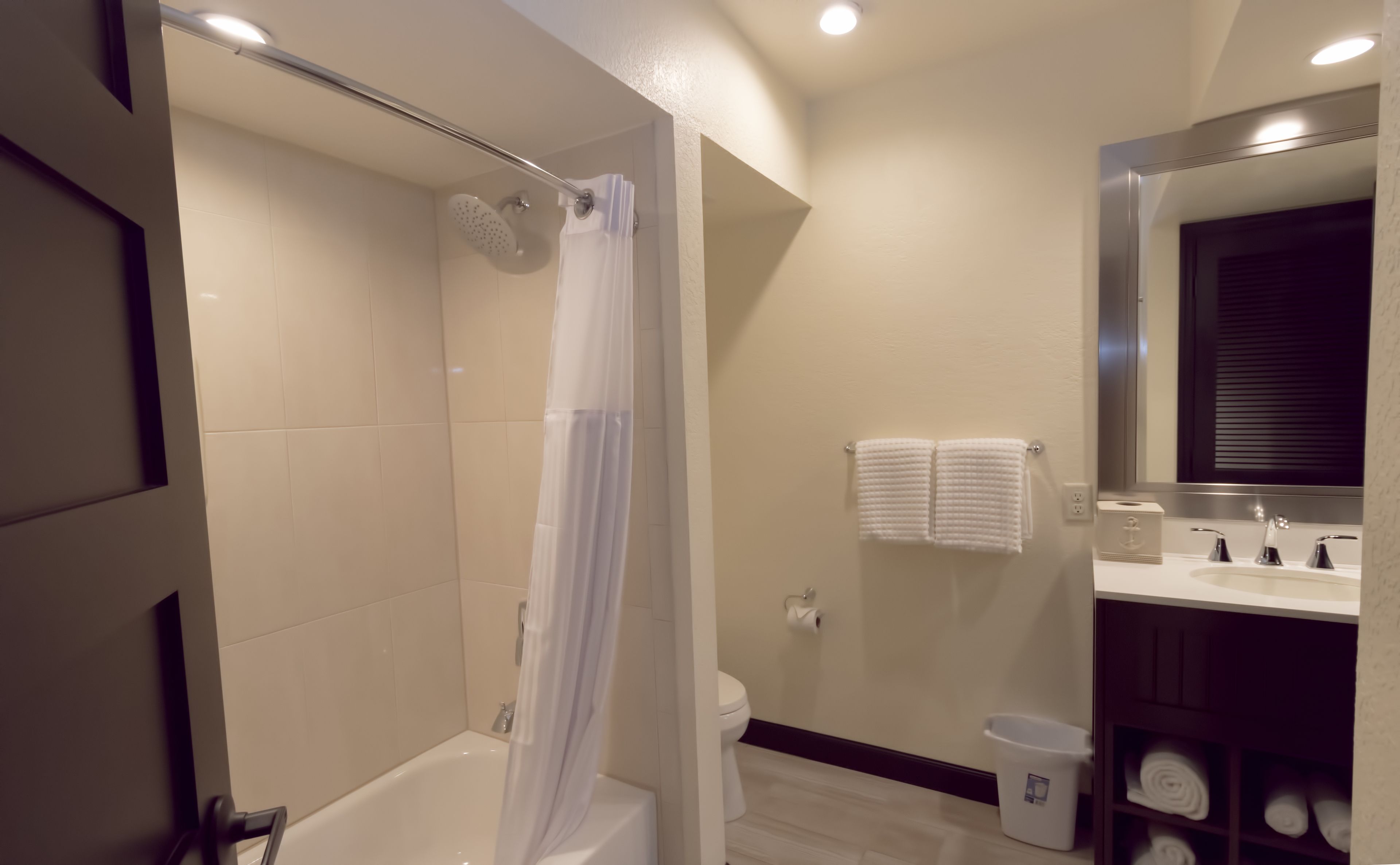 Ein modernes Badezimmer mit Badewanne, Dusche, Toilette und Waschbecken.