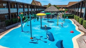 Piscina all'aperto, ombrelloni da piscina, lettini