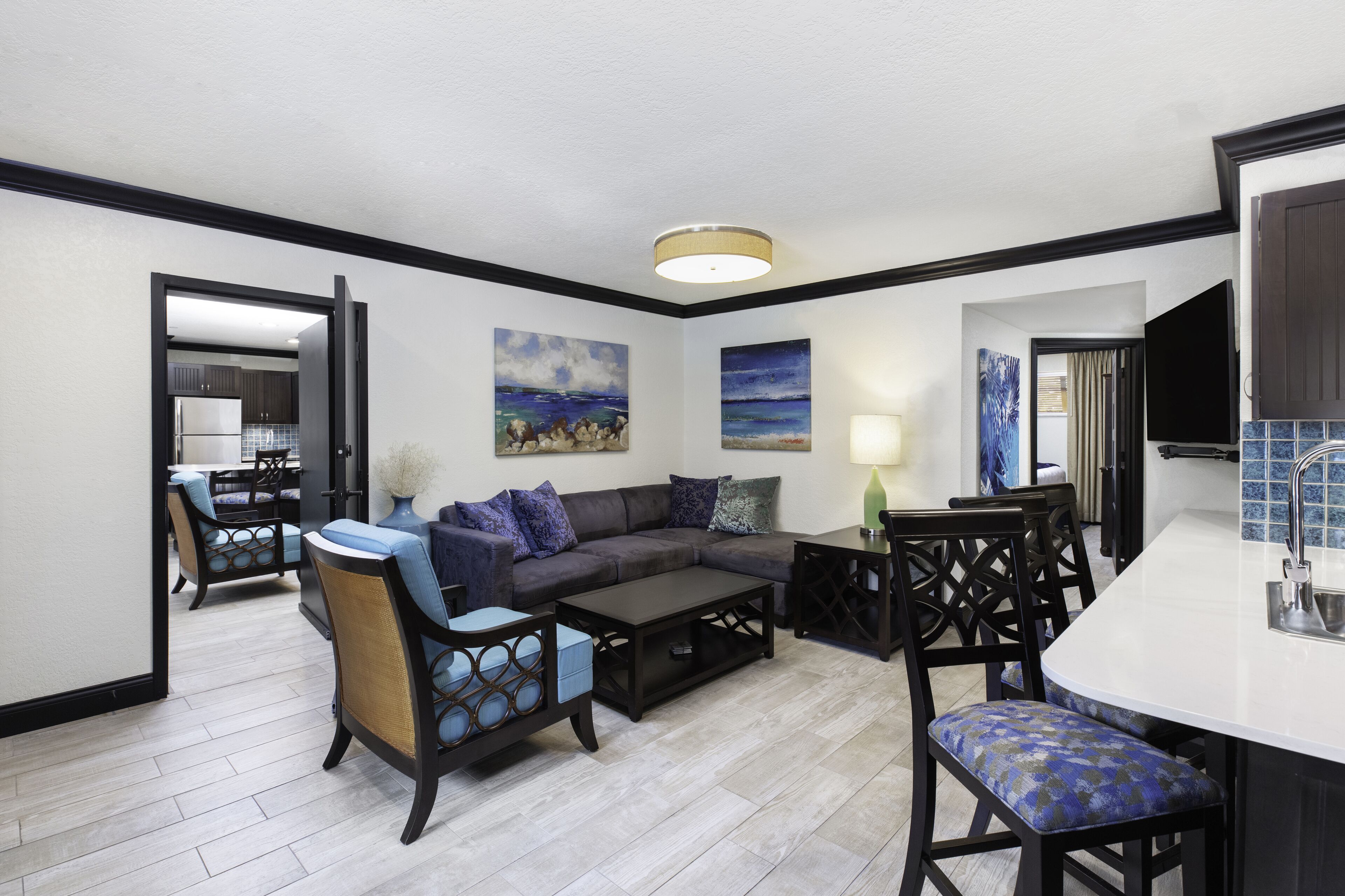 Signature suite, 4 slaapkamers | Woonruimte | Een 50-inch flatscreentelevisie met kabelzenders en televisie