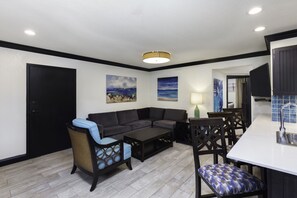 Suite Signature, 2 camere da letto | Area soggiorno | TV a schermo piatto 50 pollici con canali via cavo, TV
