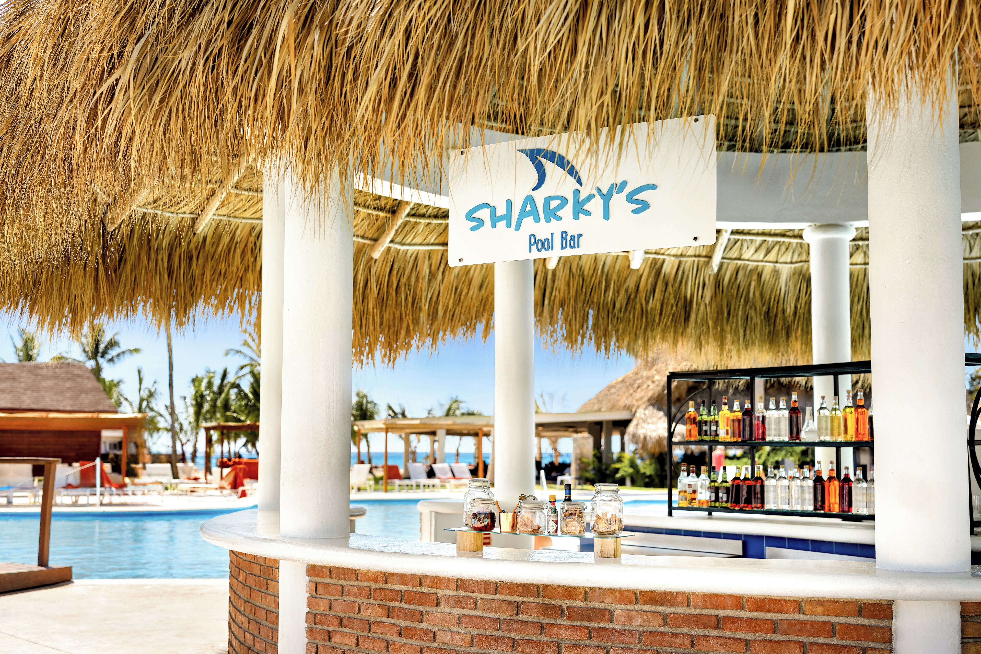 10 bar/lounge, 3 bar sull'acqua, 2 bar sulla spiaggia