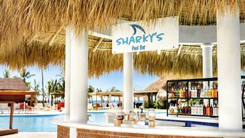 10 bar/lounge, 3 bar sull'acqua, 2 bar sulla spiaggia