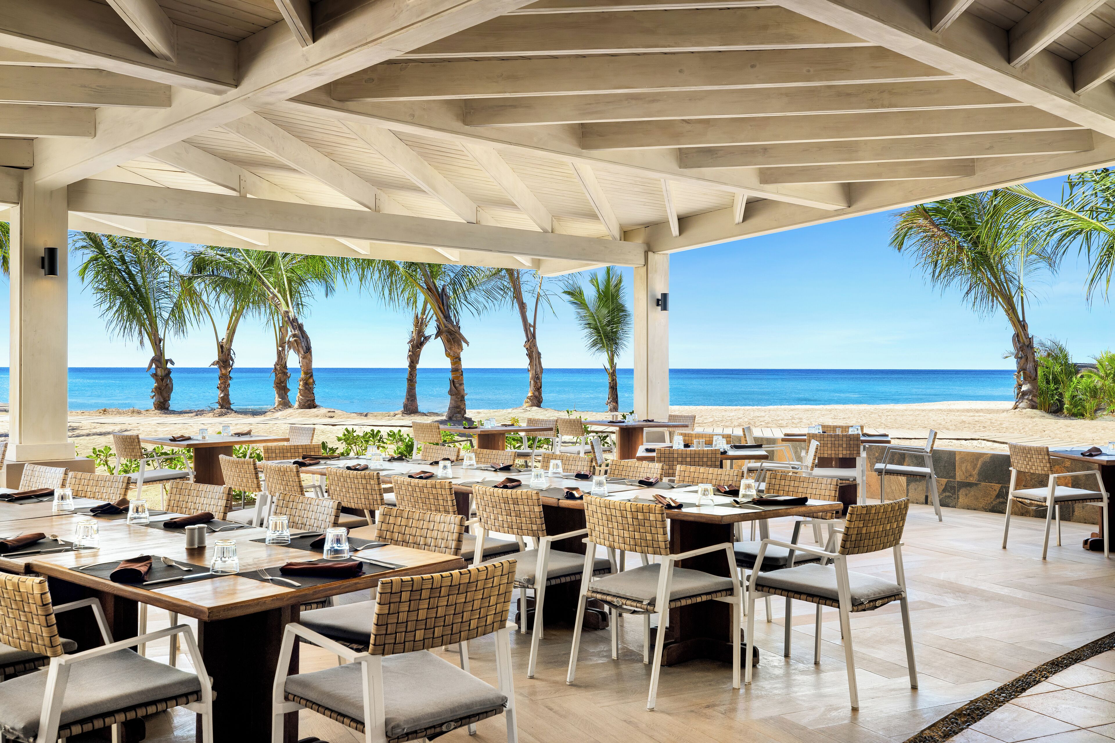 12 間餐廳；供應早餐、午餐、晚餐；墨西哥菜