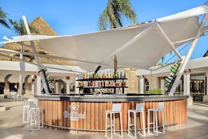 10 bars/lounges, 3 swim-up bars, 2 beach bars, poolside bar