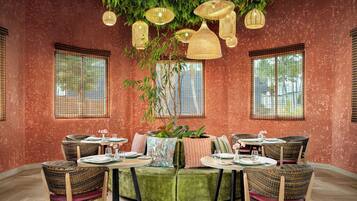 12 Restaurants; Frühstück, Mittagessen und Abendessen werden serviert