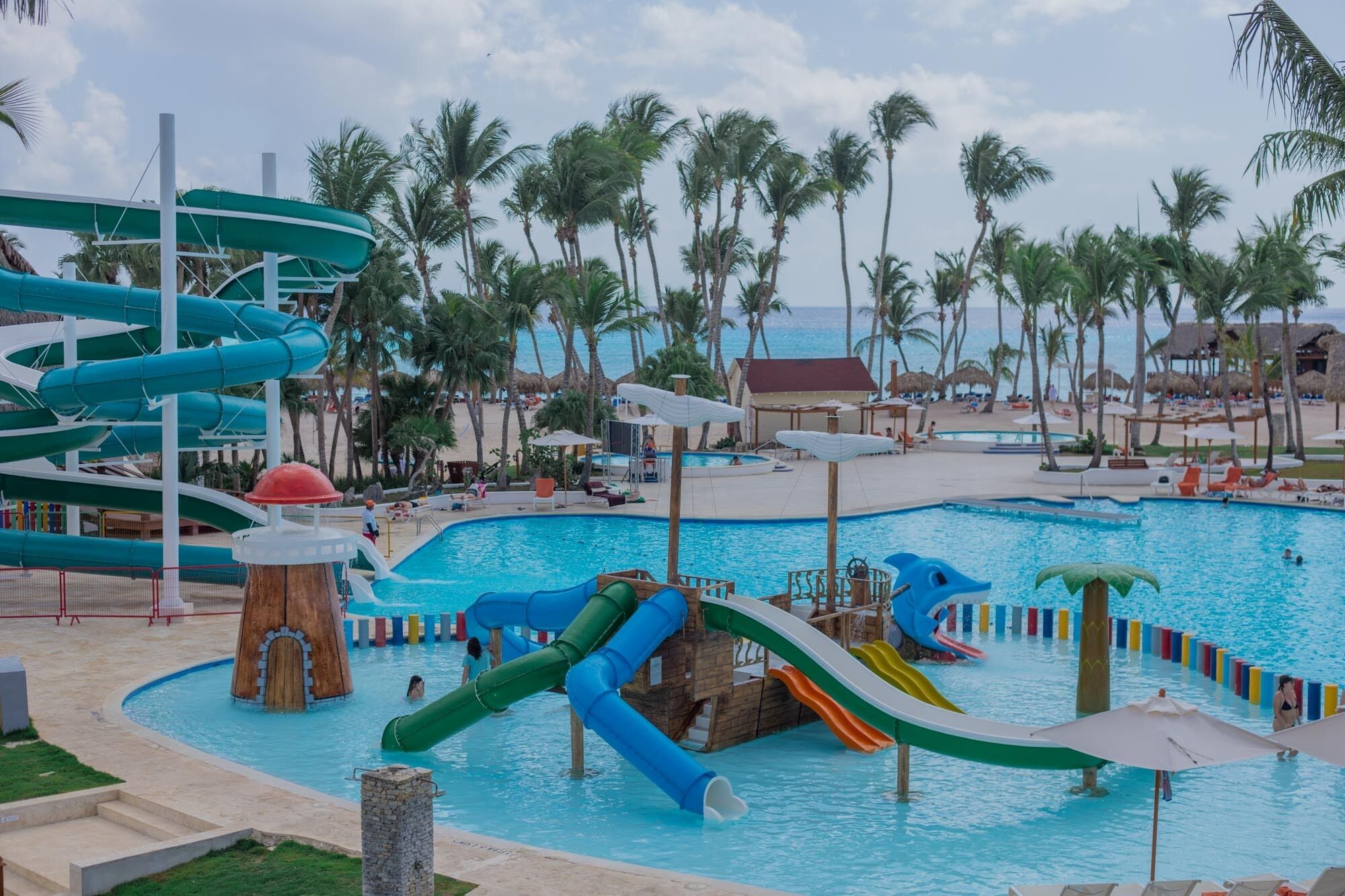 Een waterpark met meerdere glijbanen en een zwembad.
