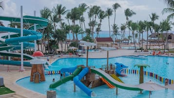 Parque aquático com várias piscinas escorregadores e área de lazer.