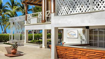 10 bars/lounges, 3 swim-up bars, 2 beach bars, poolside bar