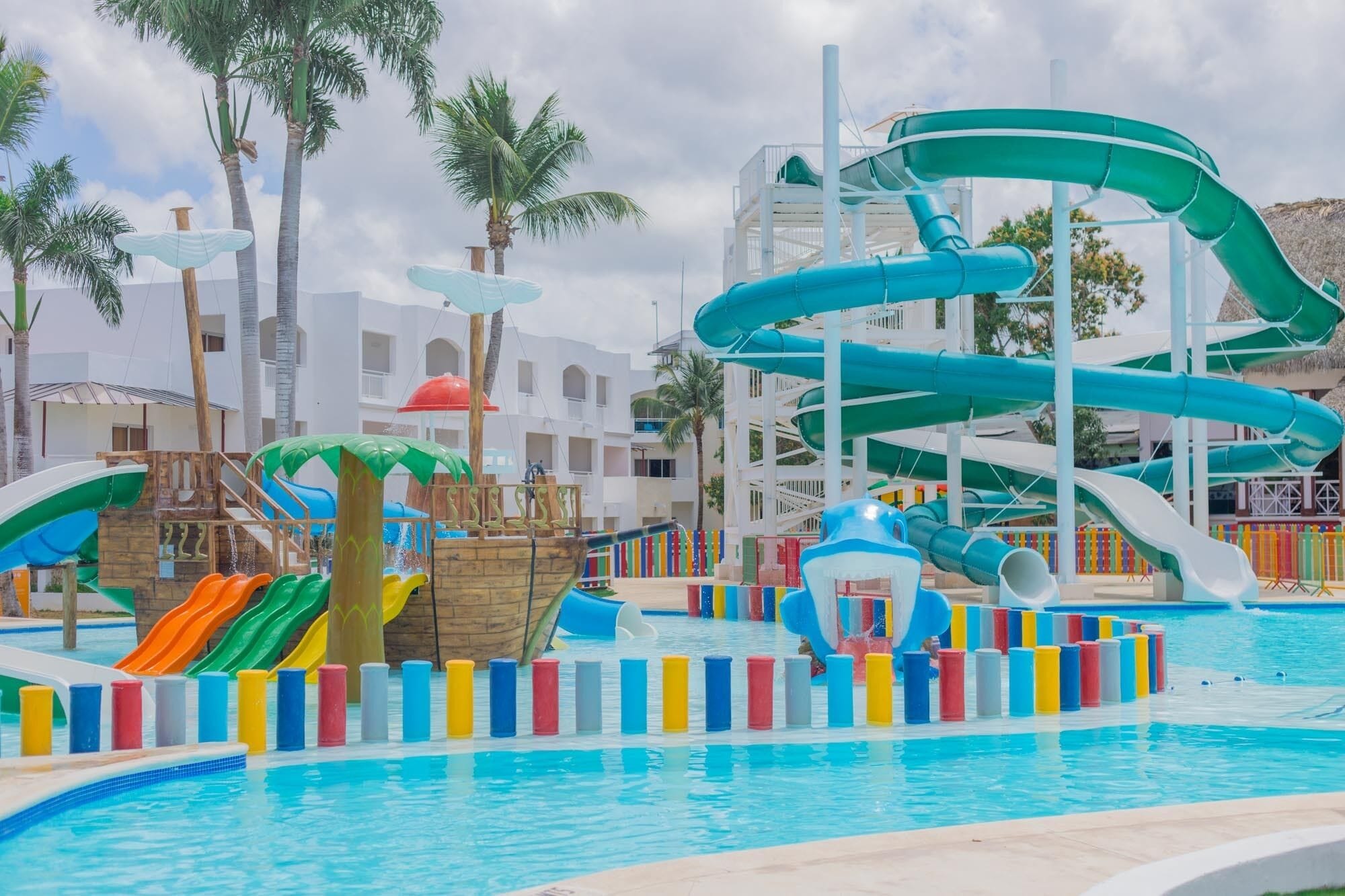 Un parc aquatique doté de nombreux toboggans et d’un espace piscine.