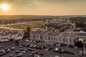 A large hotel with multiple parking lots and a central courtyard. - Comfort Inn and Suites St Jerome (St. Jerome)