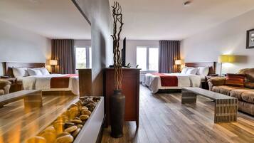 Escritorio, espacio para trabajar con laptop y cortinas blackout