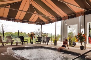 Piscine couverte, chaises longues