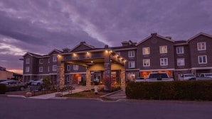 Un hôtel à plusieurs étages doté d’une entrée couverte et d’un parking.